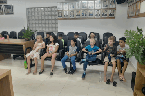 Visita de alunos à Câmara de Vereadores promove interação entre escola e legislativo
