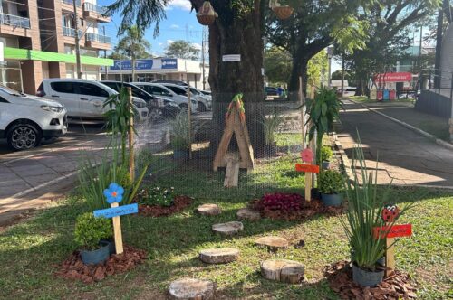 Câmara de Vereadores de Ibirapuitã leva encanto e cores à Praça Central com canteiro temático de Páscoa
