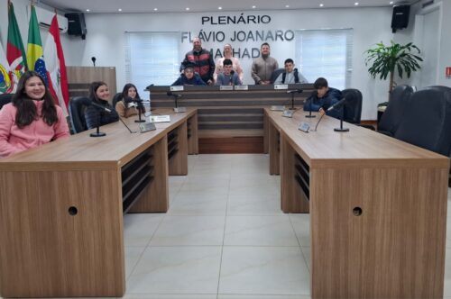 ALUNOS DA ESCOLA ANTÃO CHAVES VISITAM CÂMARA DE VEREADORES DE IBIRAPUITÃ EM AÇÃO SOBRE EDUCAÇÃO FISCAL