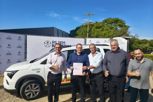 Vereadores participam da entrega de novo veículo adaptado para Ibirapuitã