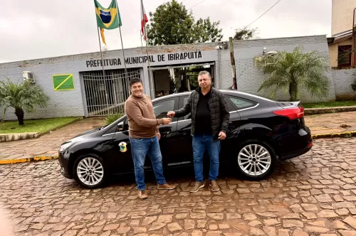 CÂMARA DE VEREADORES DE IBIRAPUITÃ REPASSA VEÍCULO AO EXECUTIVO MUNICIPAL